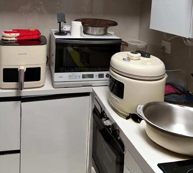 广东发现一户人家的厨房,做法太高明了,拍给大家瞧瞧,真先进