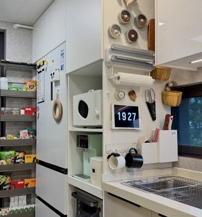 厨房里的1㎡“空间折叠术”:利用纵向空间,收纳安排得明明白白