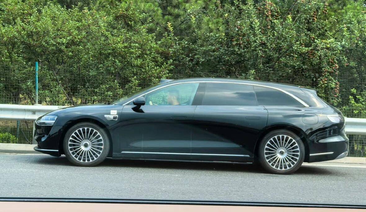 享界s9t实车现身,长近5米2 524马力,配华为ads 4 副驾娱乐屏