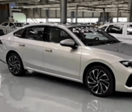 全新速腾l实车曝光!细节优化,配备隐藏门把手