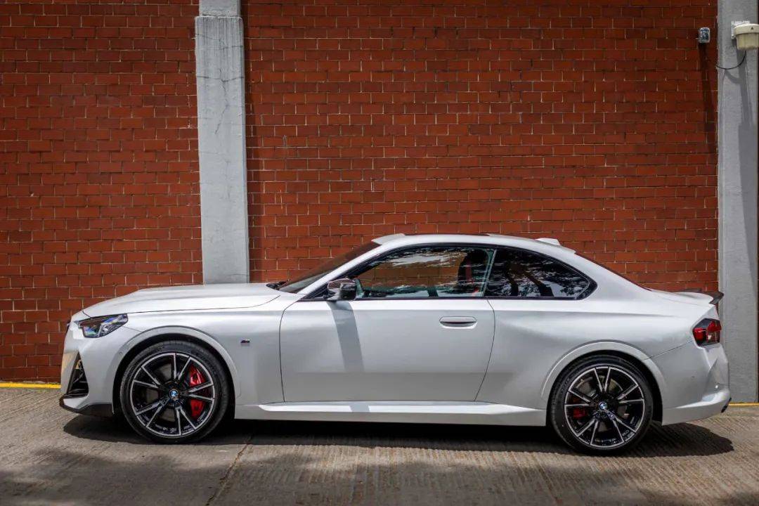 颜值更高 速度更快!宝马推出m240i碳纤维特别版车型