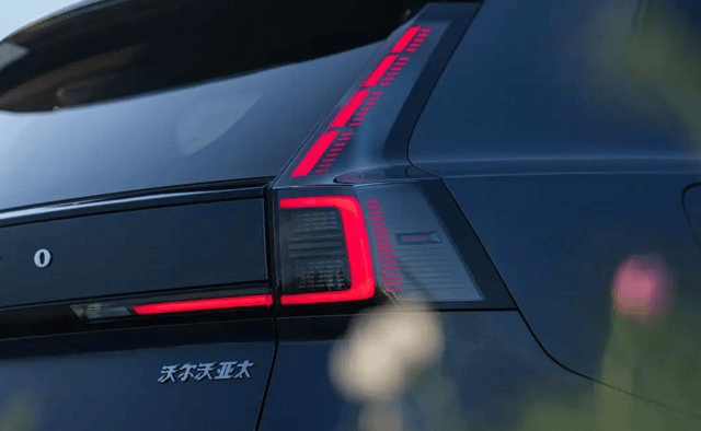 北欧色彩风,沃尔沃中型suv8月预售,搭1.5t插混