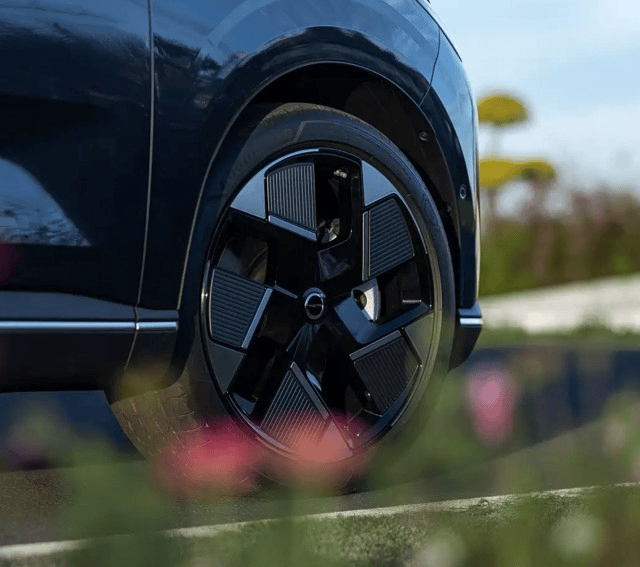 北欧色彩风,沃尔沃中型suv8月预售,搭1.5t插混