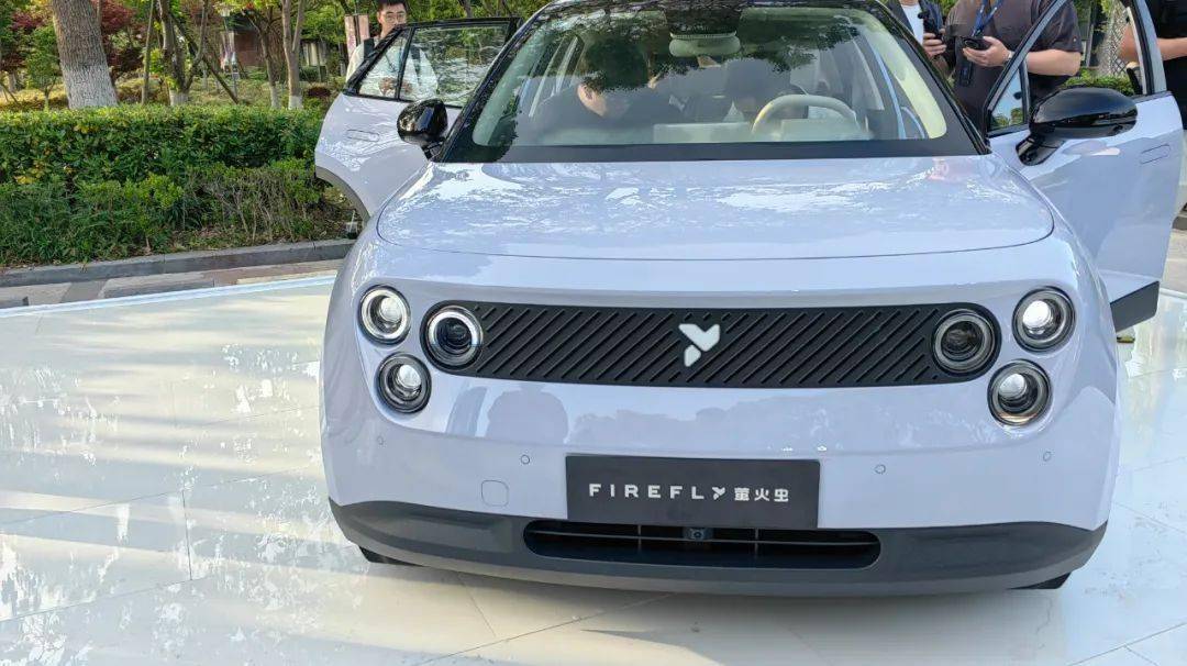 三眼大灯曾被骂惨,如今爆单提车等1个月,萤火虫竟已交付破万