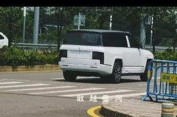 仰望u8l鼎世版萤石白涂装实车曝光 7月31日正式预售 仰望u8l鼎世版萤石白涂装实车曝光 7月31日正式预售