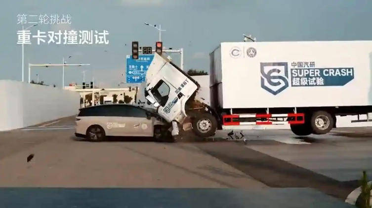 把乘龙卡车撞起飞以后,理想汽车却主动“认怂”了