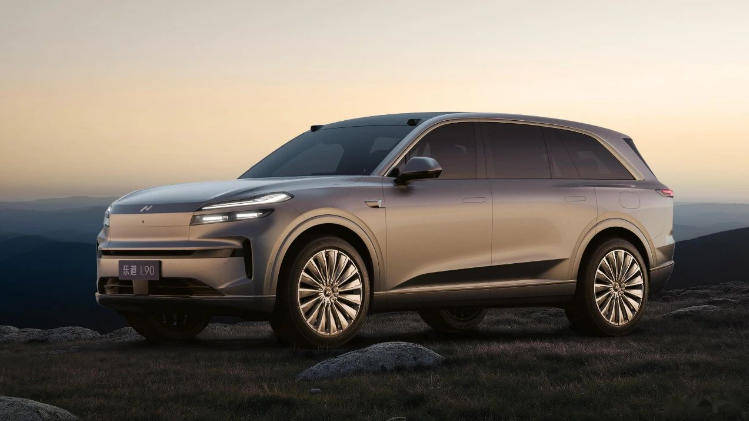 把乘龙卡车撞起飞以后,理想汽车却主动“认怂”了