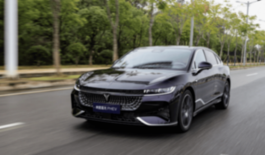 岚图两款旗舰新车谍照,华为智驾,一个比一个尊?