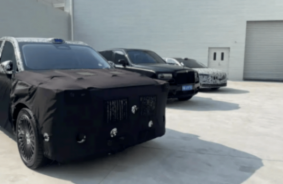 岚图两款旗舰新车谍照,华为智驾,一个比一个尊?