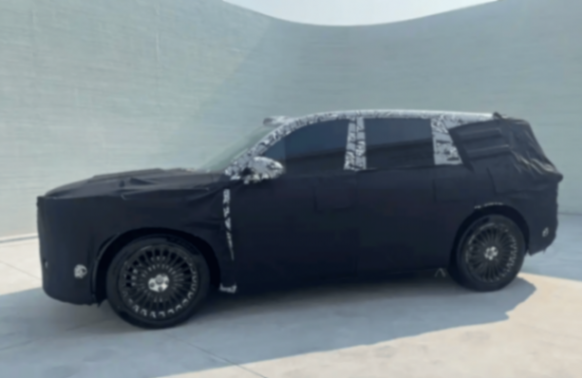 岚图两款旗舰新车谍照,华为智驾,一个比一个尊?