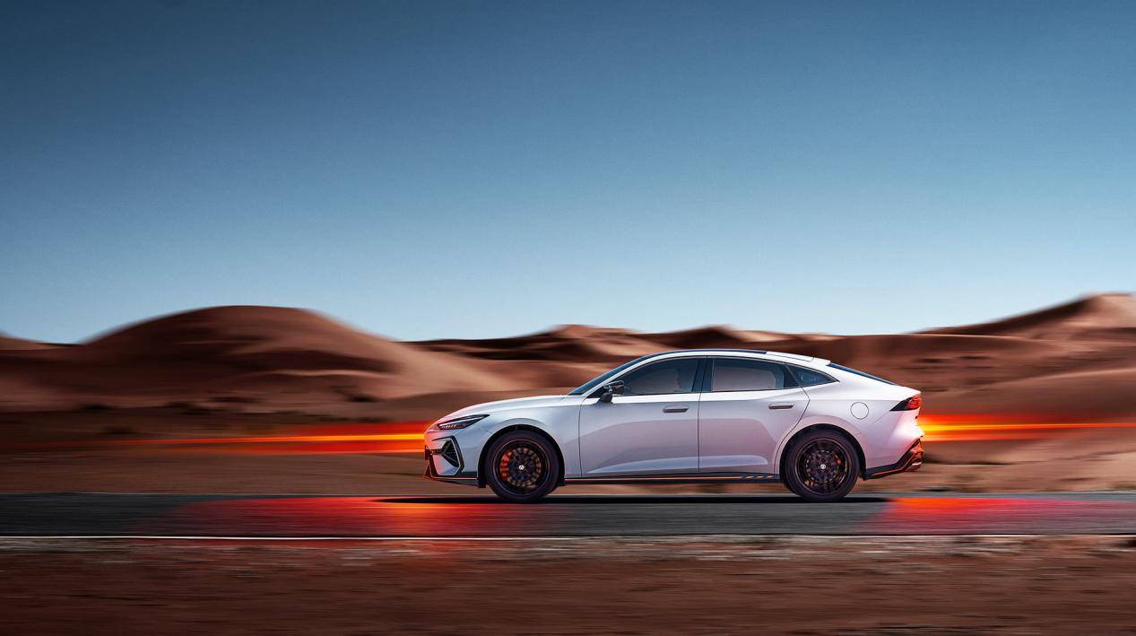 第三代uni-v售价9.79万起,前脸大改,电动尾翼帅气不减