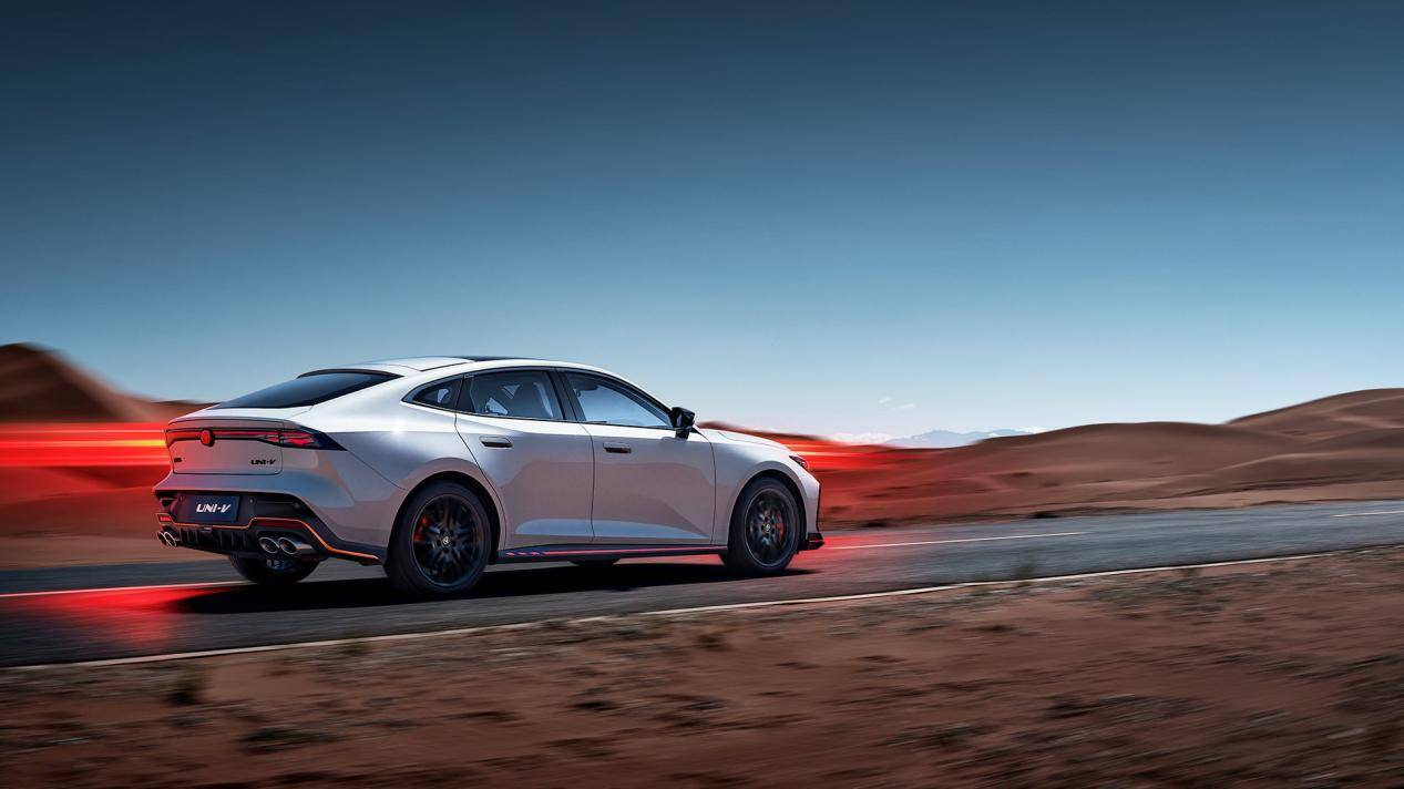 第三代uni-v售价9.79万起,前脸大改,电动尾翼帅气不减