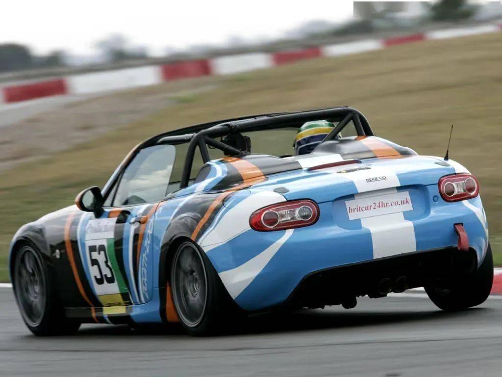 从公路乐趣到赛道巅峰的纯粹传承