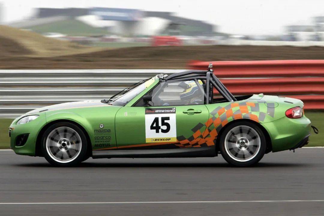 从公路乐趣到赛道巅峰的纯粹传承