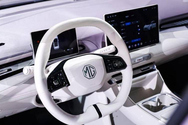 名爵百亿豪掷mg4:半固态电池跳票、丐版配置争议与一场哽咽的“技术秀”