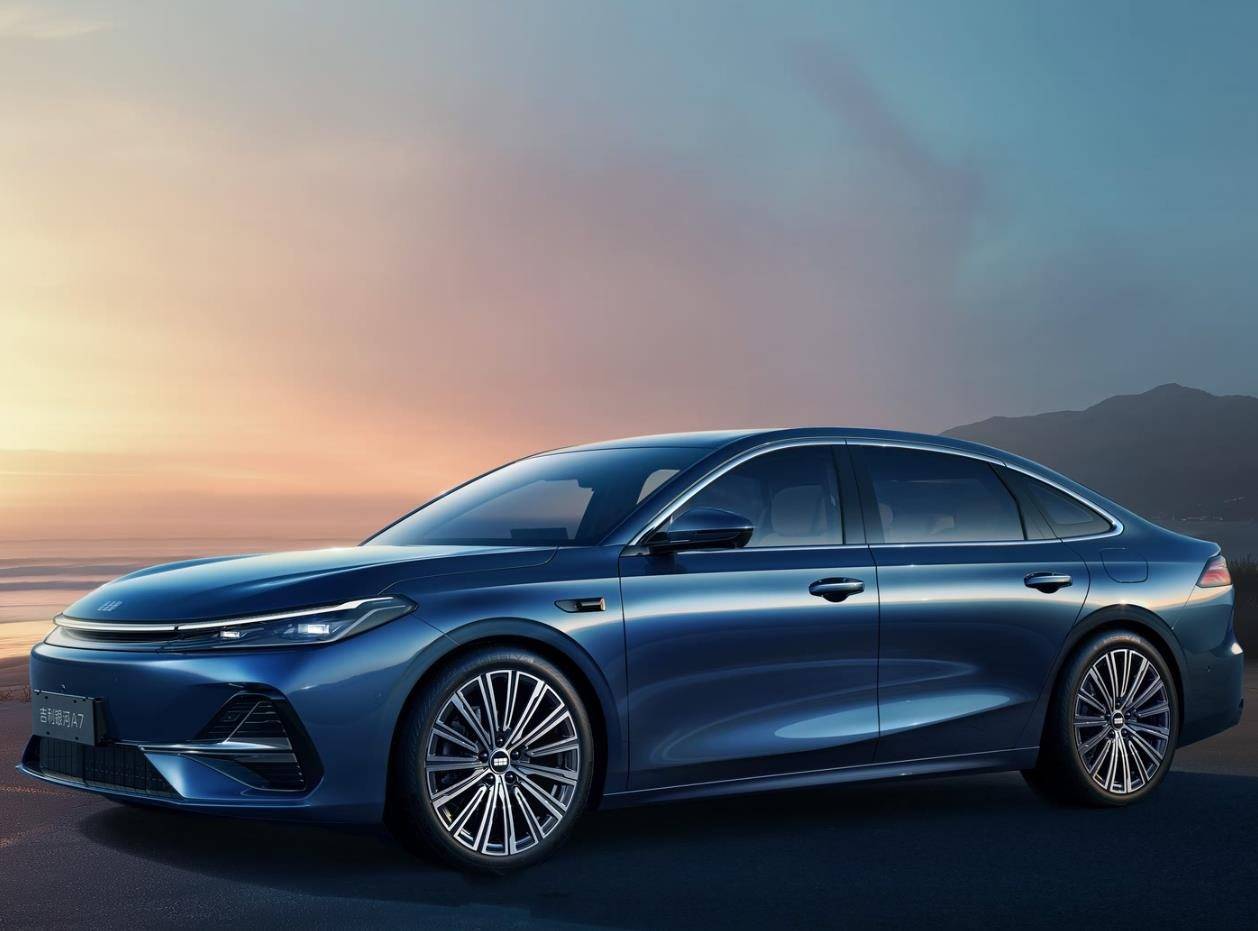 限时价8.18万元起!吉利银河a7上市,比普锐斯还省油