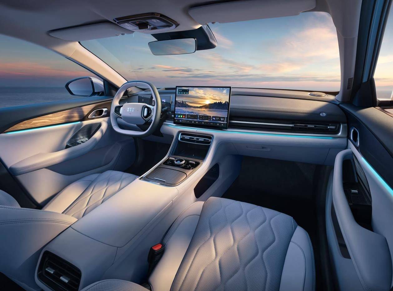 限时价8.18万元起!吉利银河a7上市,比普锐斯还省油