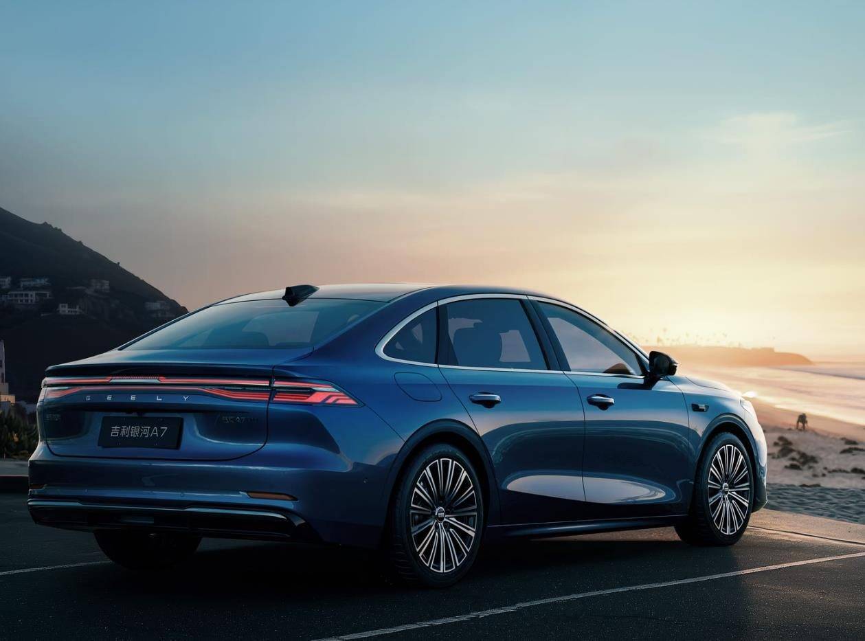 限时价8.18万元起!吉利银河a7上市,比普锐斯还省油