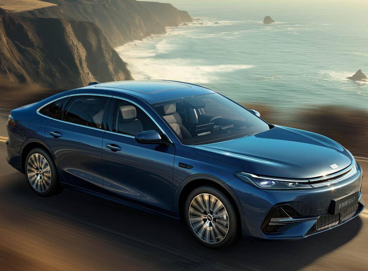 限时价8.18万元起!吉利银河a7上市,比普锐斯还省油