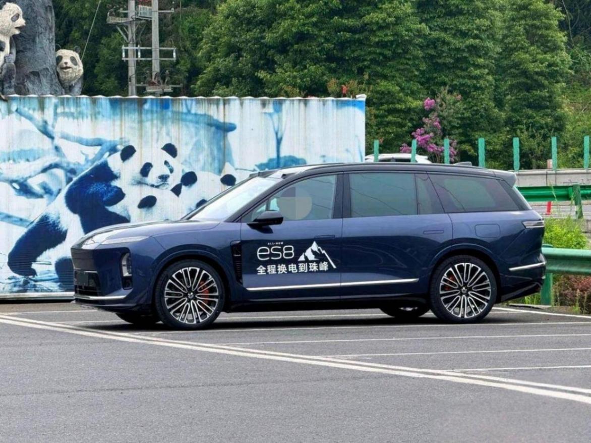 第三代蔚来es8现身街头,大过问界m9 三激光雷达,配707马力