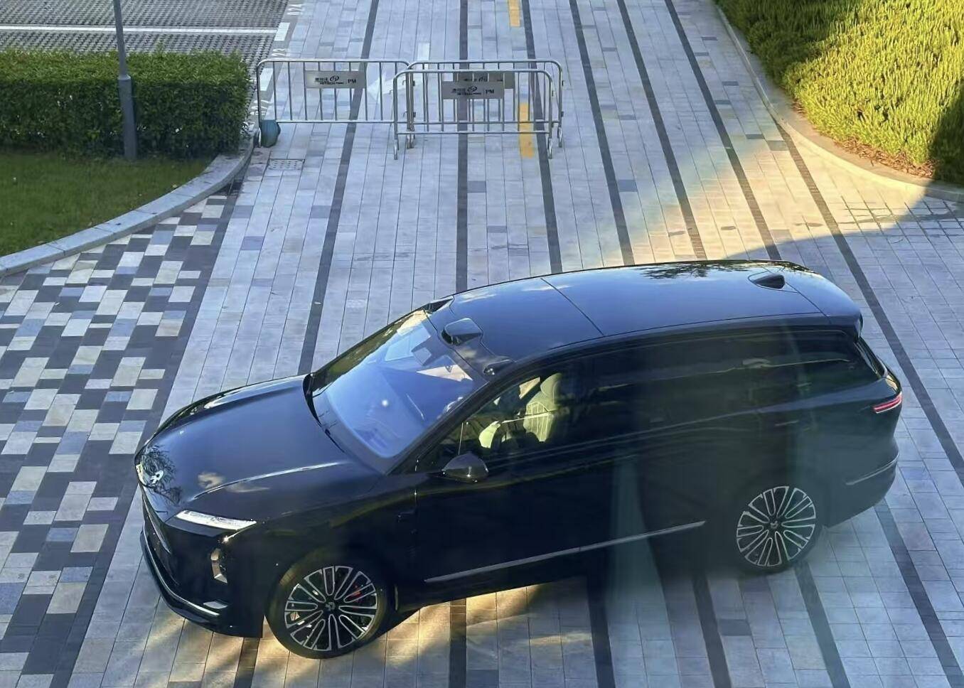 第三代蔚来es8现身街头,大过问界m9 三激光雷达,配707马力