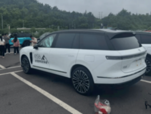 第三代蔚来es8现身街头,大过问界m9 三激光雷达,配707马力