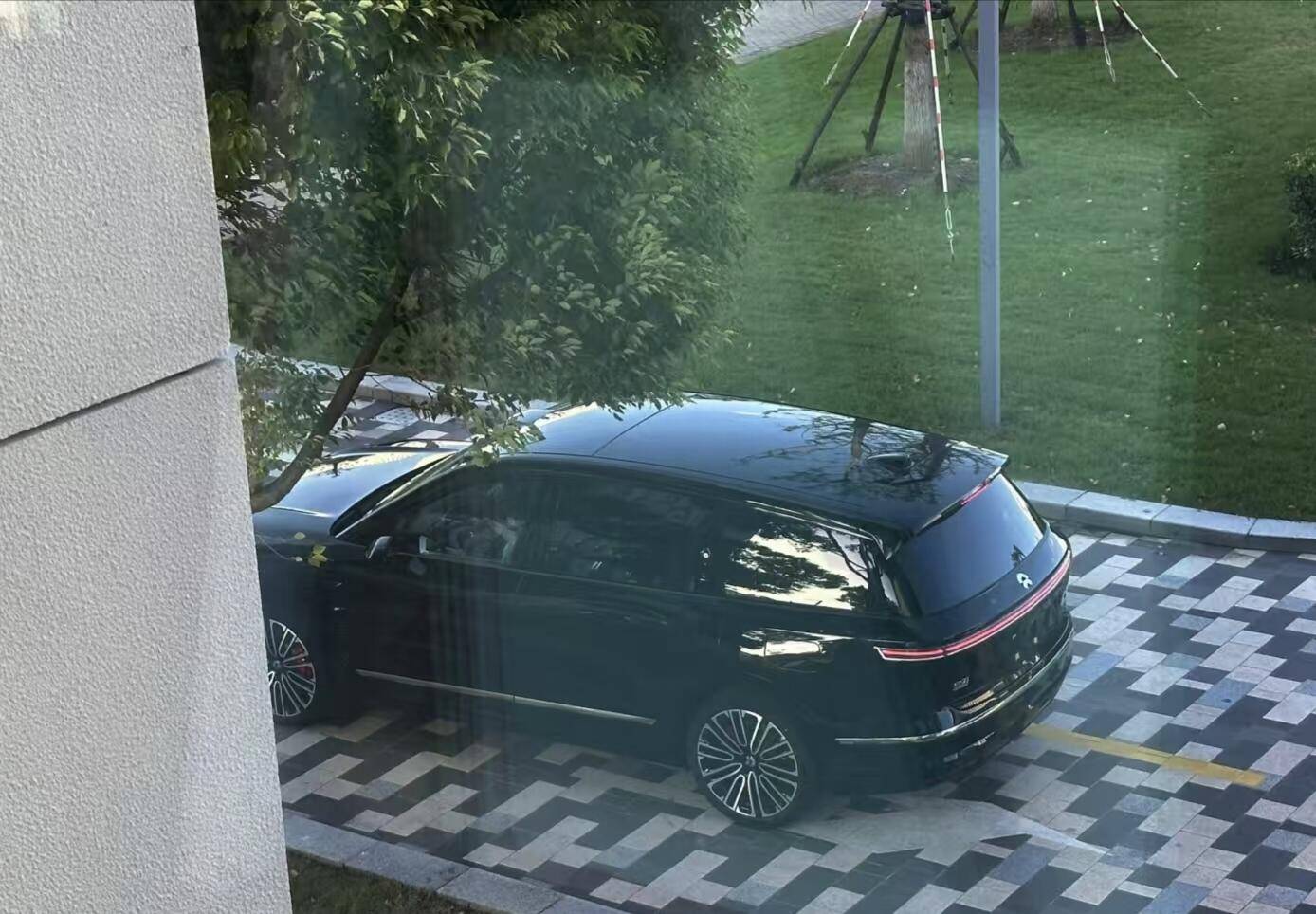 第三代蔚来es8现身街头,大过问界m9 三激光雷达,配707马力