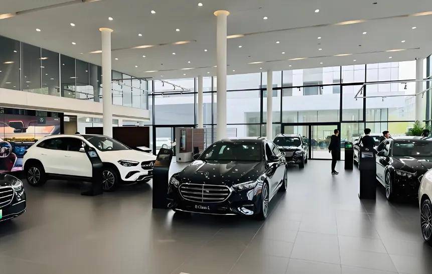 奔驰7月在中国市场的零售量达26653辆,环比下降超过了40%,这是近5年来奔驰月销量首次跌破2.7万辆