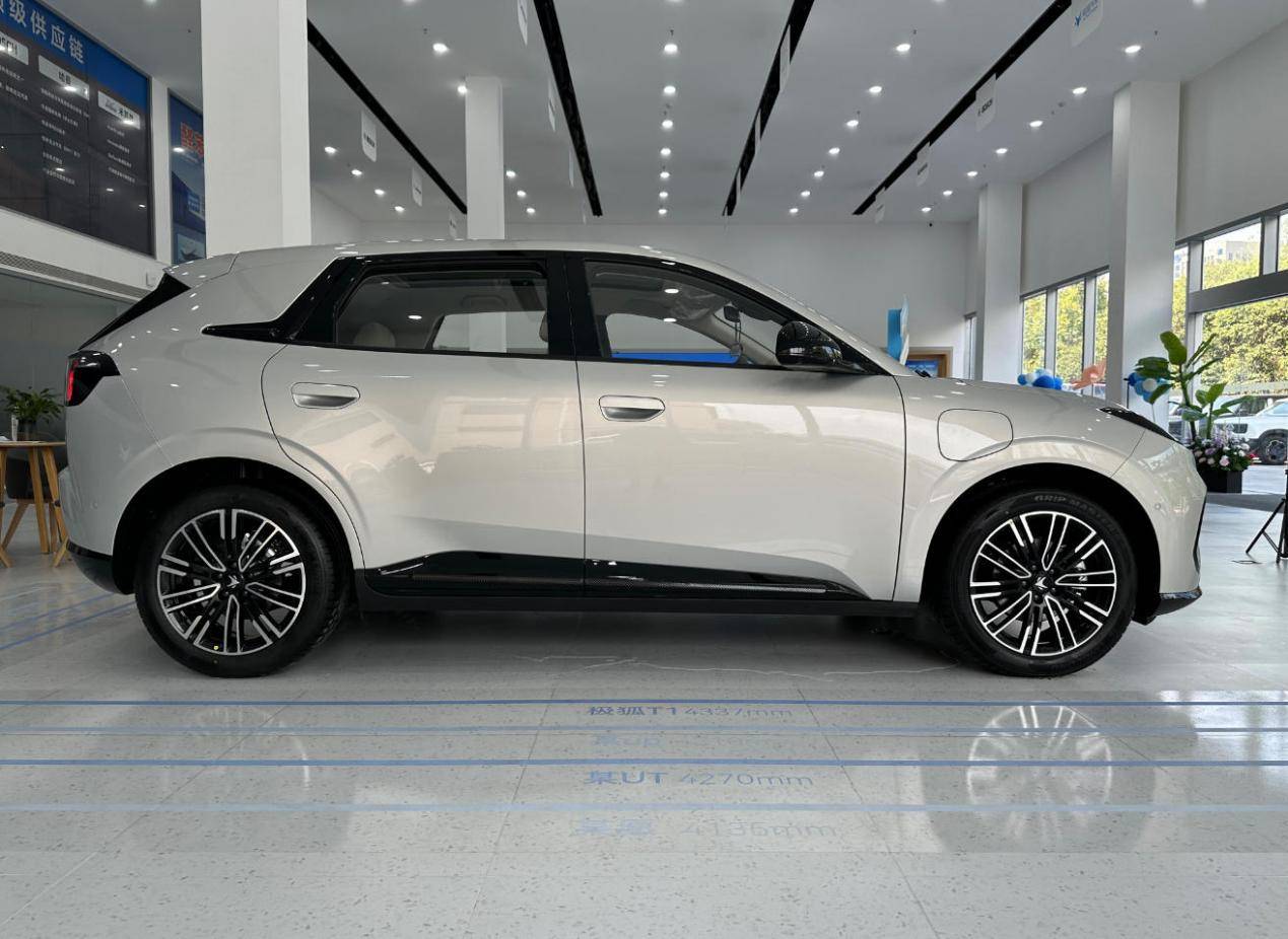 极狐t1,8万级小车?2.77米轴距,低温注塑内饰