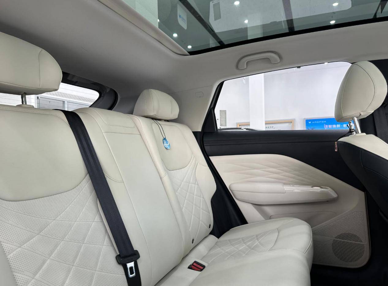 极狐t1,8万级小车?2.77米轴距,低温注塑内饰