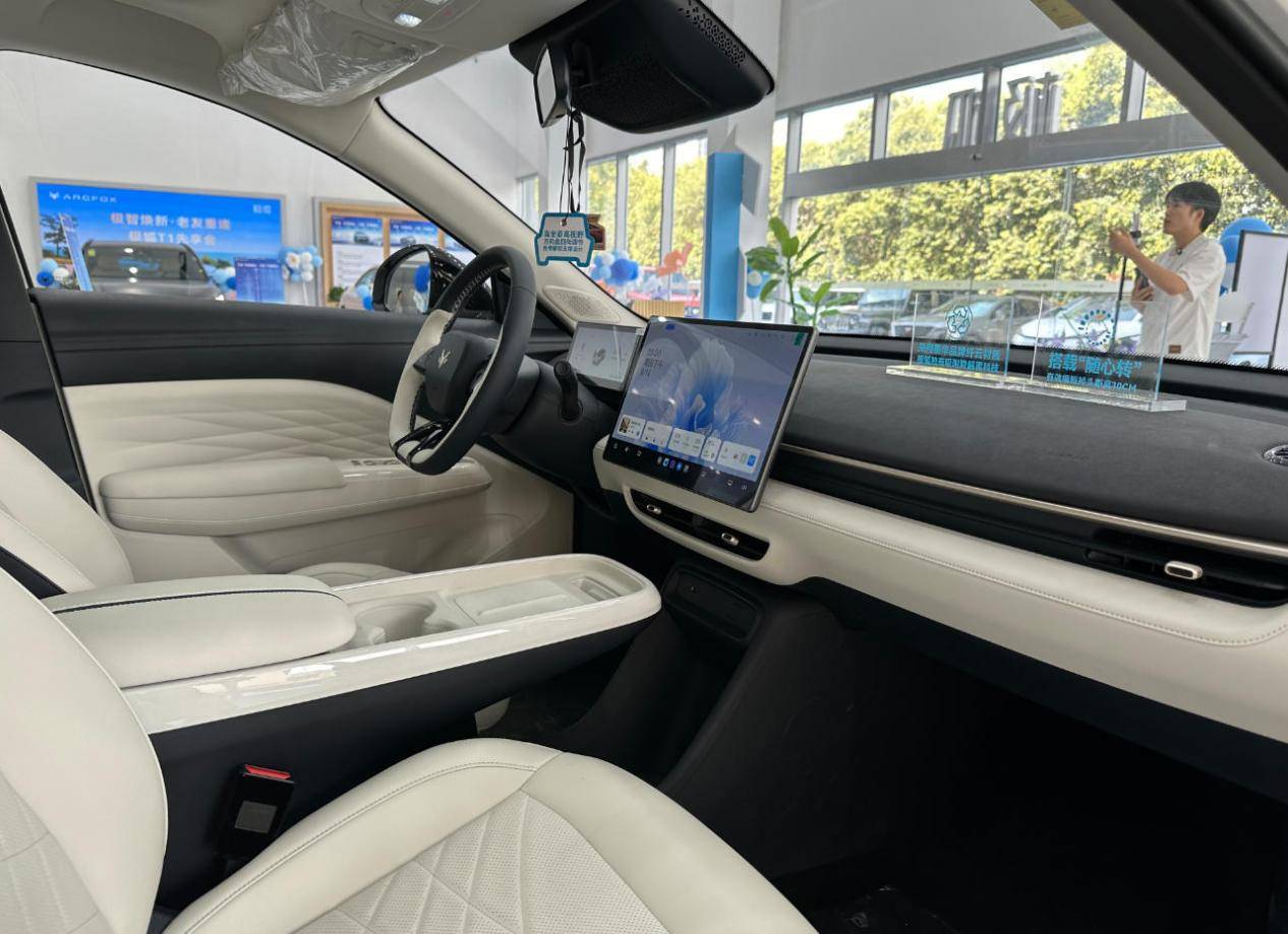 极狐t1,8万级小车?2.77米轴距,低温注塑内饰