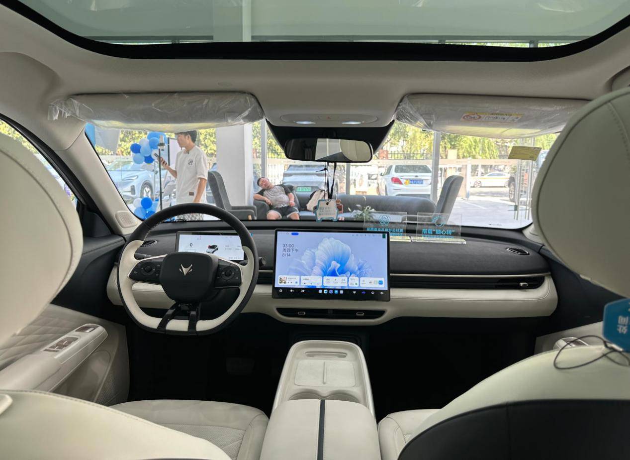 极狐t1,8万级小车?2.77米轴距,低温注塑内饰