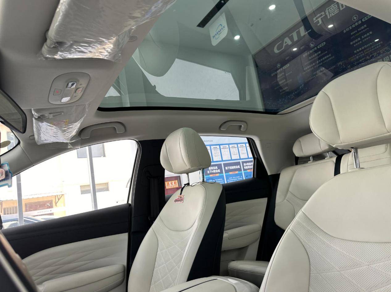 极狐t1,8万级小车?2.77米轴距,低温注塑内饰