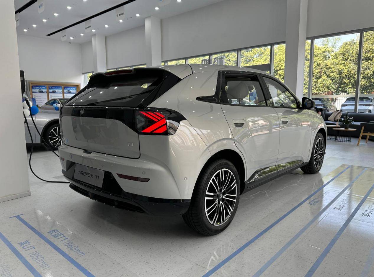 极狐t1,8万级小车?2.77米轴距,低温注塑内饰