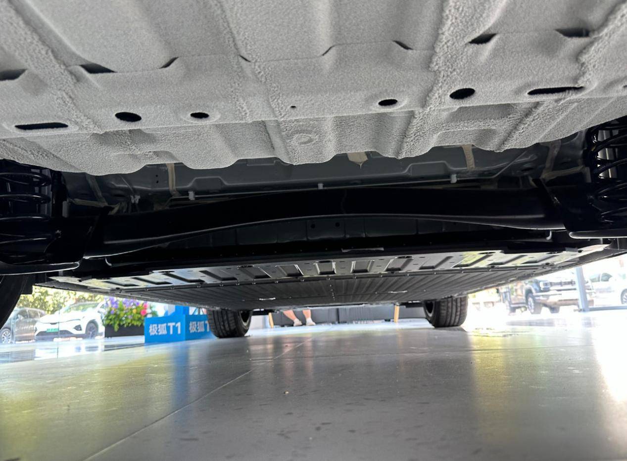 极狐t1,8万级小车?2.77米轴距,低温注塑内饰