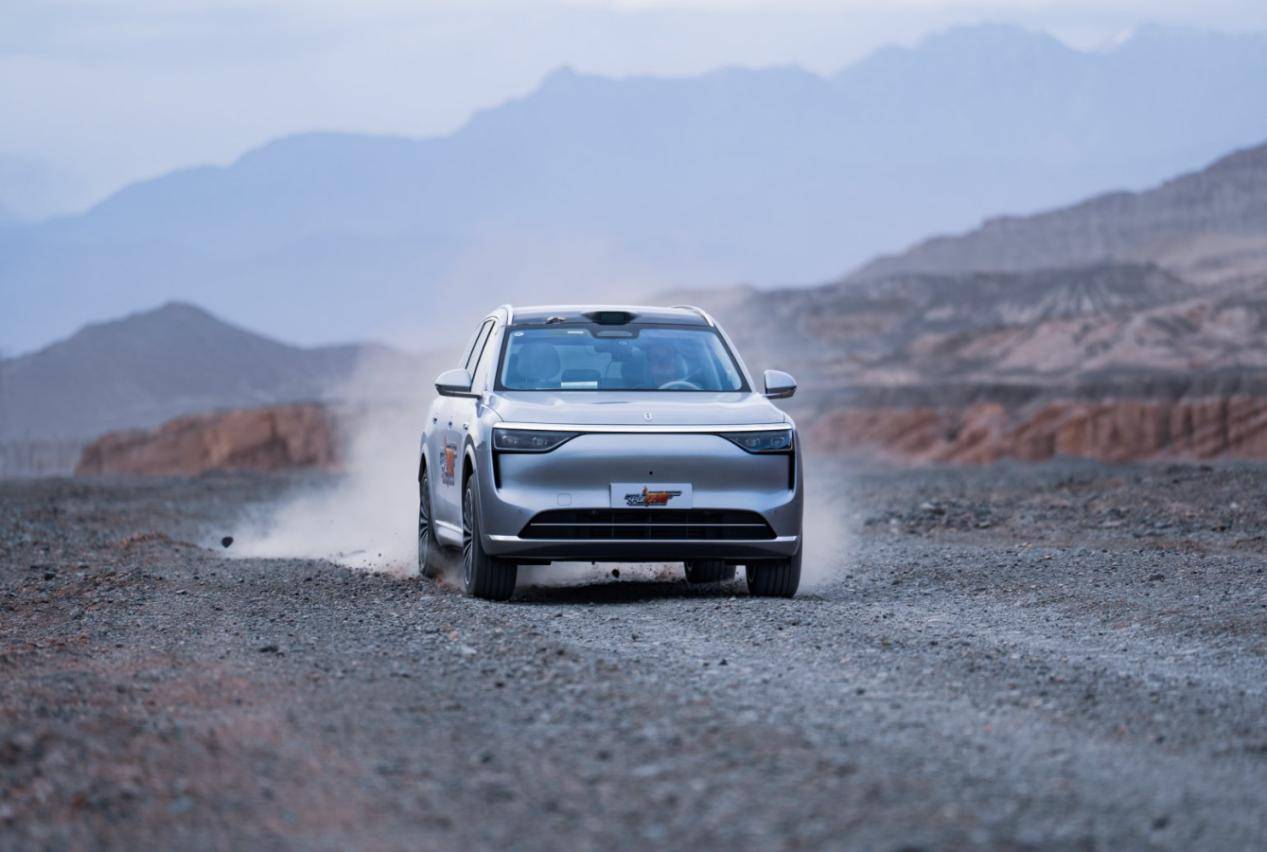 强光下130km/h刹停!40万级销冠问界m8的安全极限到底在哪儿?