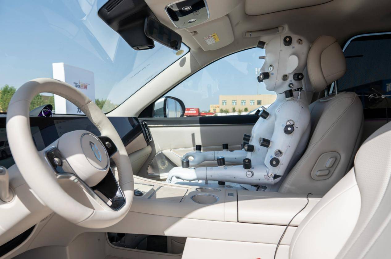 强光下130km/h刹停!40万级销冠问界m8的安全极限到底在哪儿?