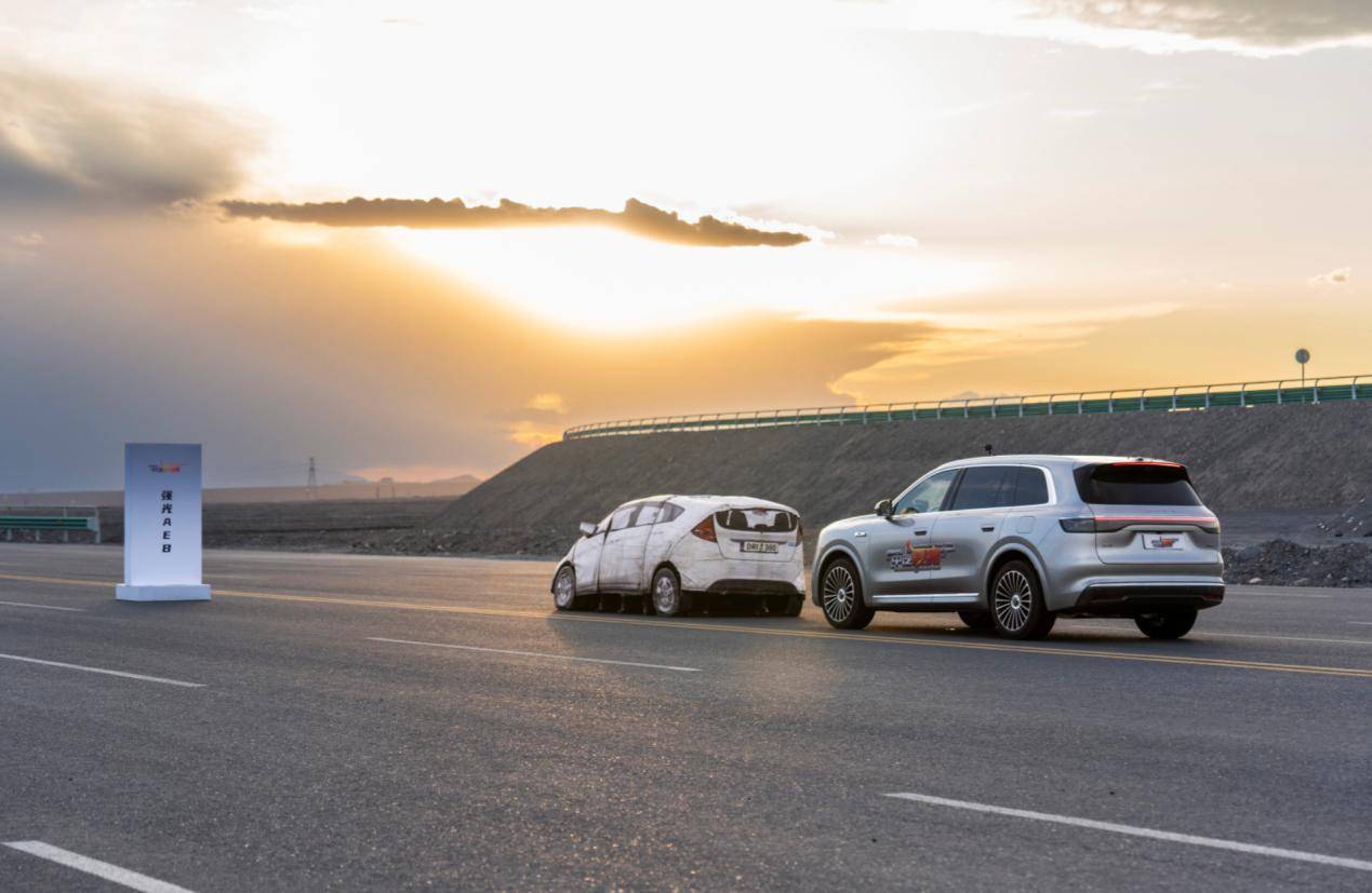 强光下130km/h刹停!40万级销冠问界m8的安全极限到底在哪儿?