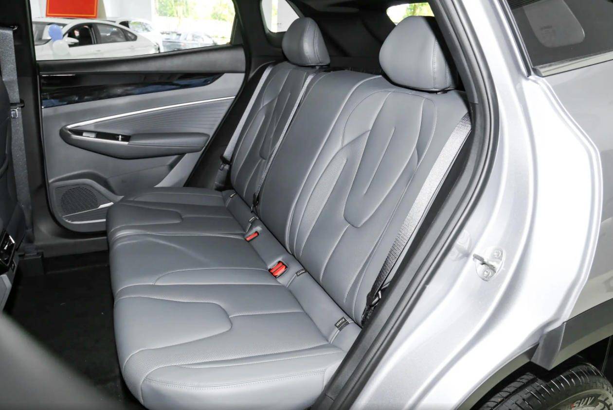 2026款吉利博越,价格7万多,1.5t 7dct,四出排气