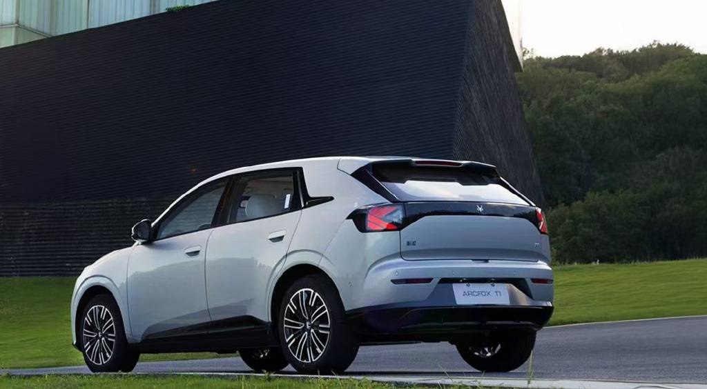 10万内预算别乱花,极狐t1和全新mg4该怎么选?