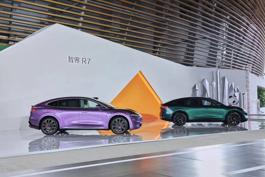 鸿蒙智行密集上新:一口气推6款新车,仅三款车订单就近10万