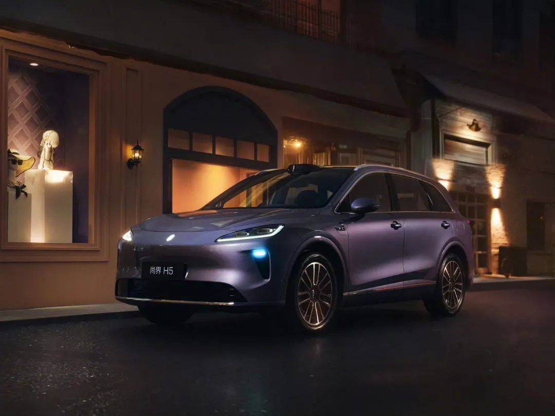 鸿蒙智行密集上新:一口气推6款新车,仅三款车订单就近10万