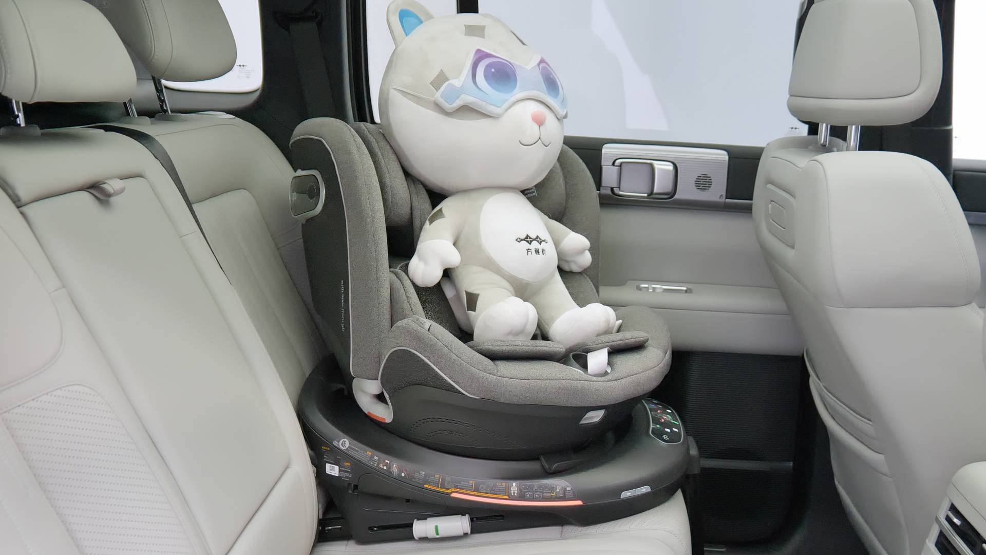 比亚迪/吉利高端化全新车型 成都车展首发亮相:座舱体验是亮点!