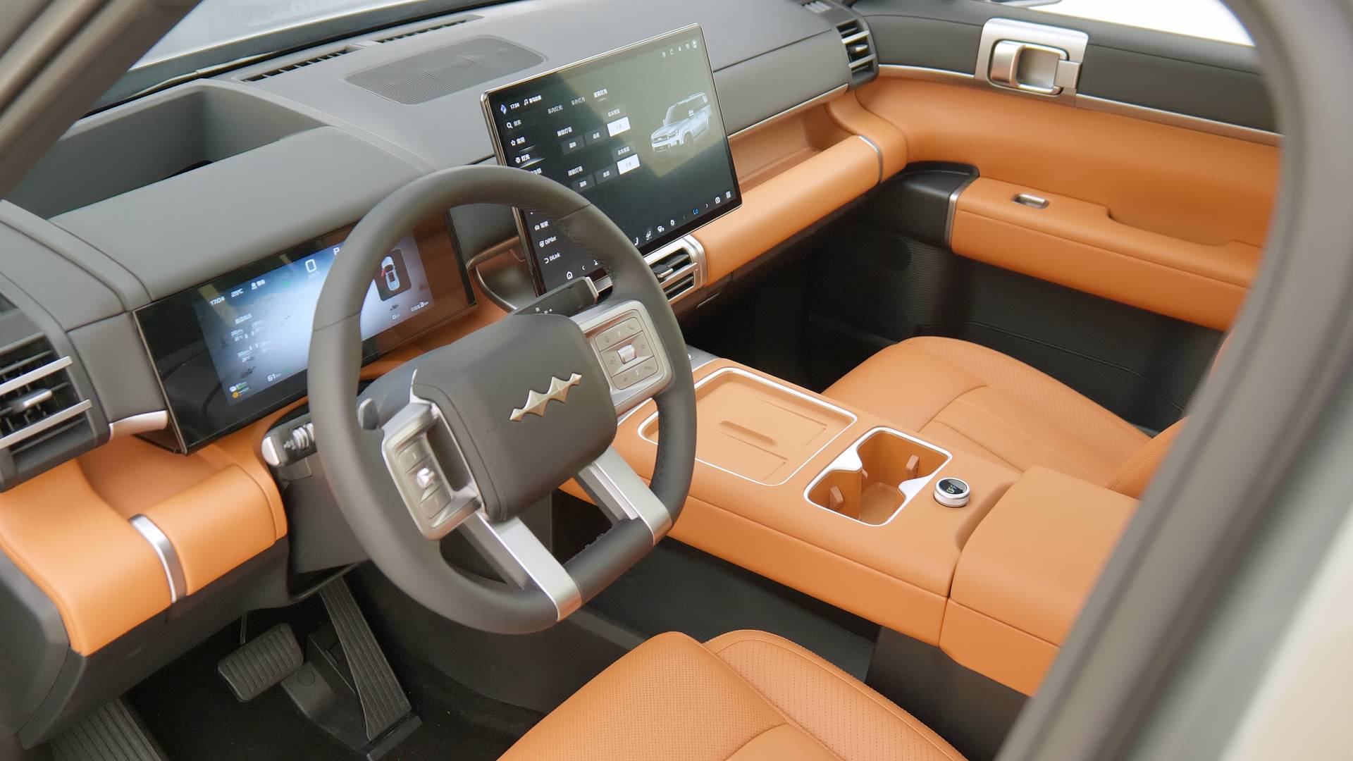 比亚迪/吉利高端化全新车型 成都车展首发亮相:座舱体验是亮点!