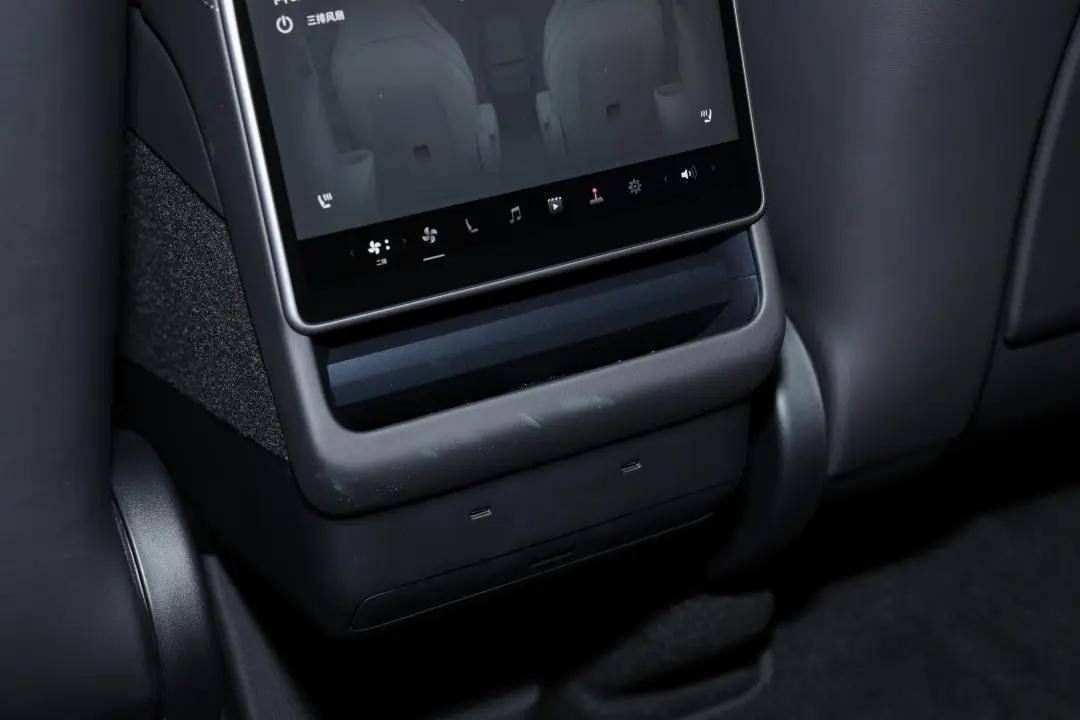 特斯拉model y l对比理想i8:谁是30万元级纯电suv最优解?