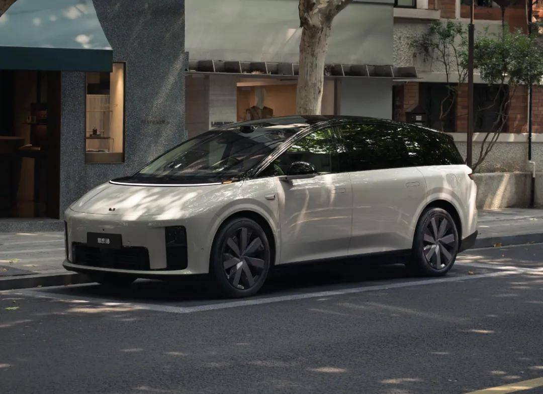 特斯拉model y l对比理想i8:谁是30万元级纯电suv最优解?