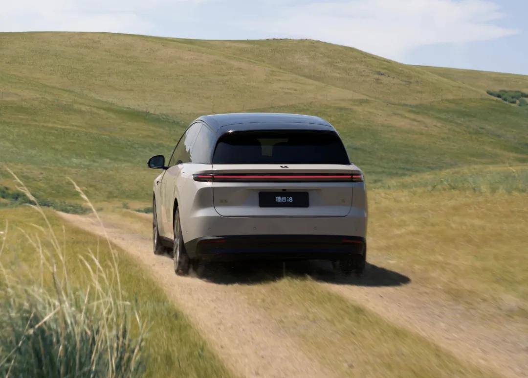 特斯拉model y l对比理想i8:谁是30万元级纯电suv最优解?