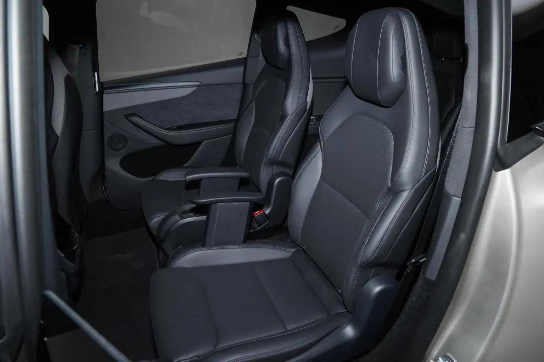 特斯拉model y l对比理想i8:谁是30万元级纯电suv最优解?