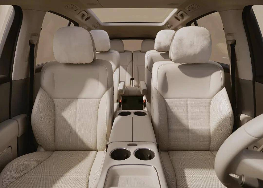 特斯拉model y l对比理想i8:谁是30万元级纯电suv最优解?