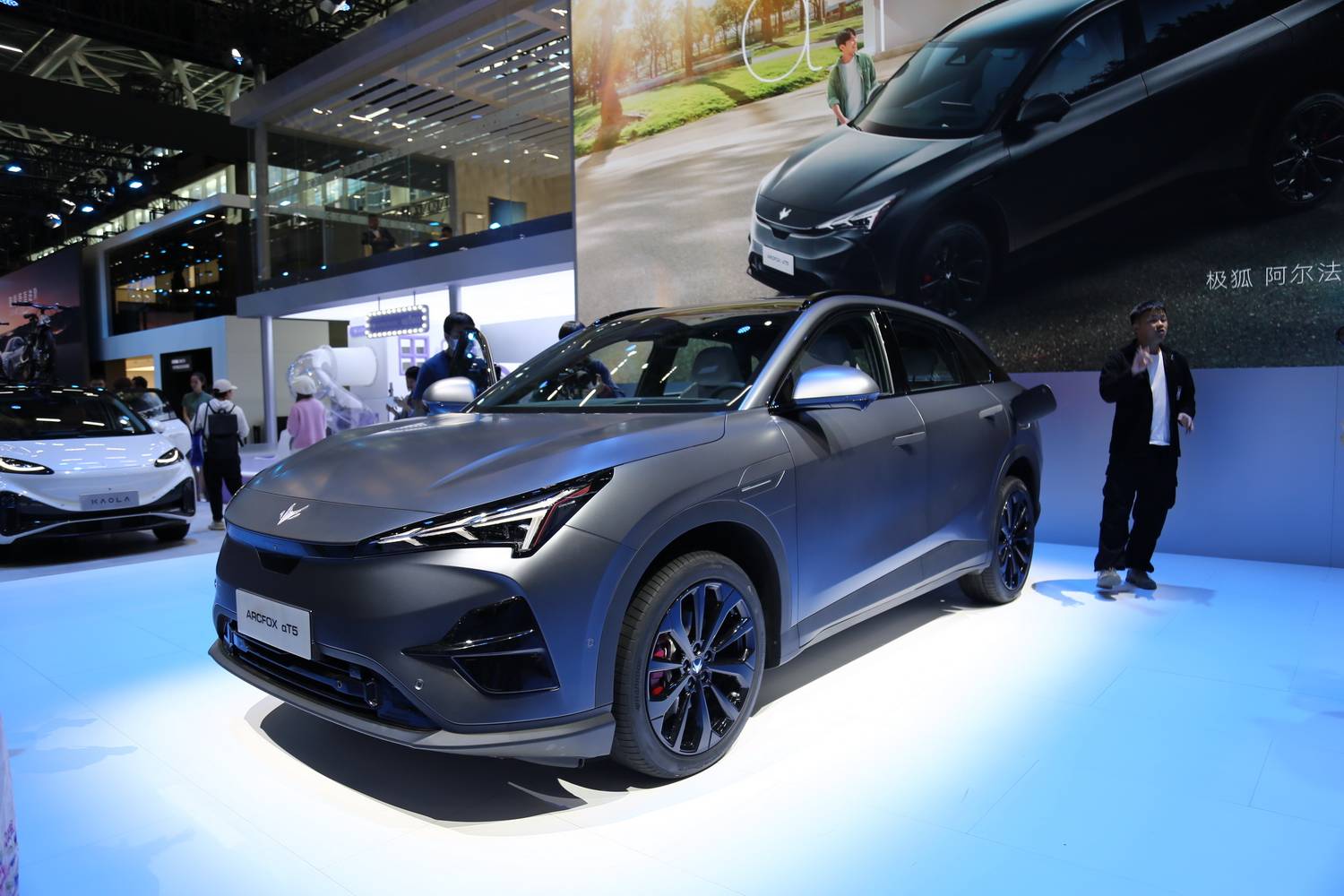 2025广州车展:15万级配5c充电 极狐阿尔法t5实拍